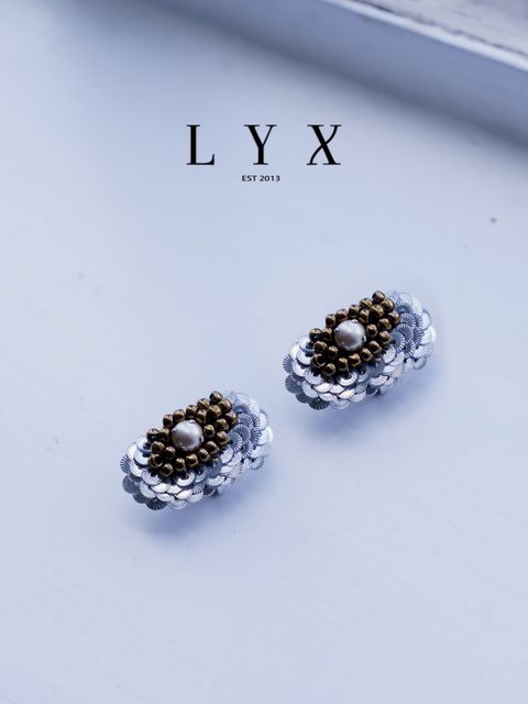 L_銀白金蒲公英耳環_白2