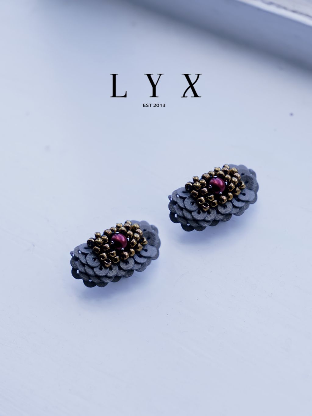 L_黑紅金蒲公英耳環_白2