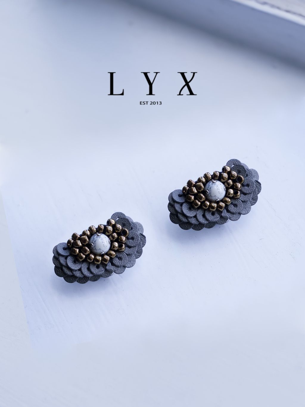 L_白紋石_黑白金蒲公英耳環_白2