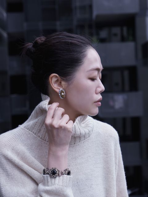 橢圓銀白蒲公英耳環_上3