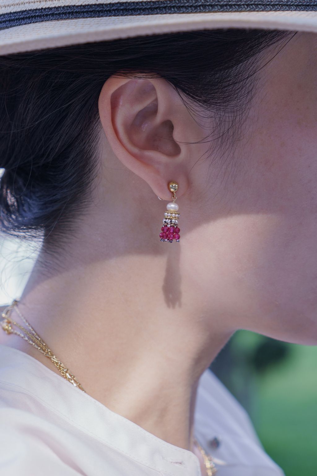 _momo_上身_莎草紙小流蘇耳環_紅2