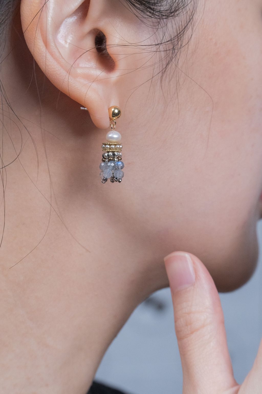 _momo_上身_莎草紙小流蘇耳環_灰2