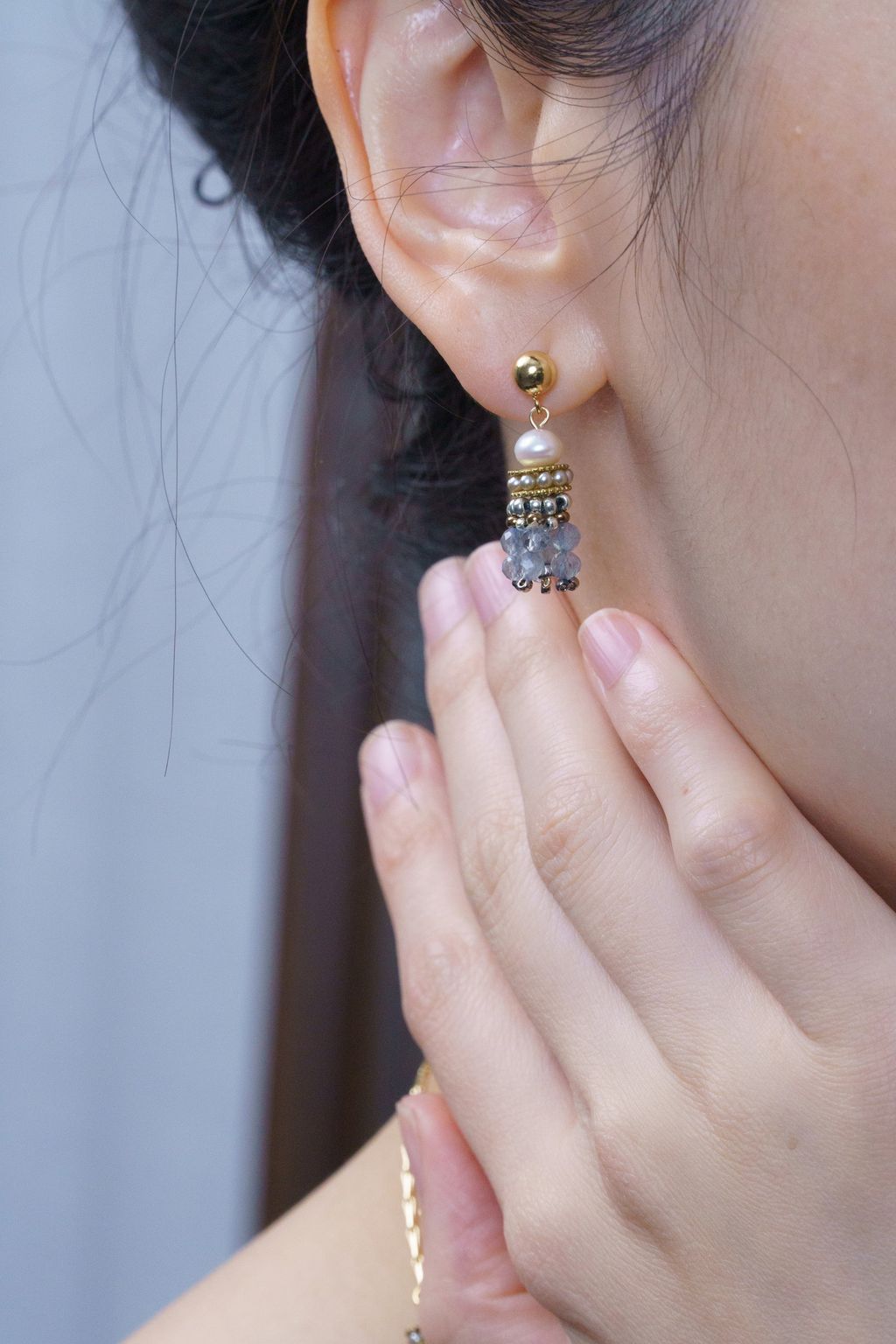 _momo_上身_莎草紙小流蘇耳環_灰4