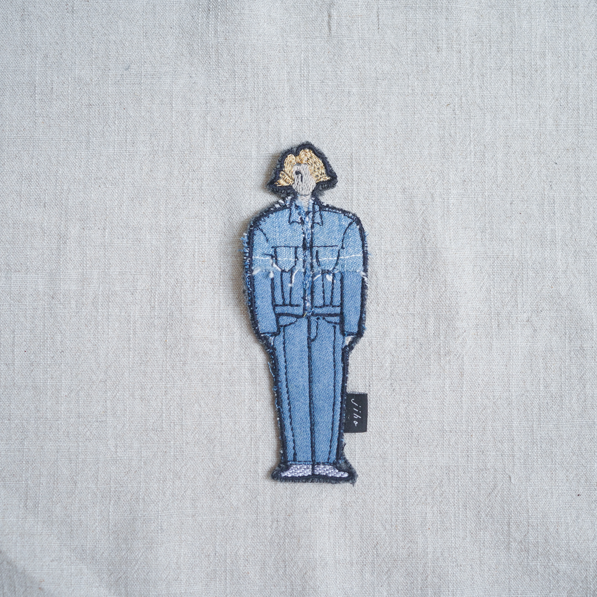 b01騎擋車穿夾克套裝的男子