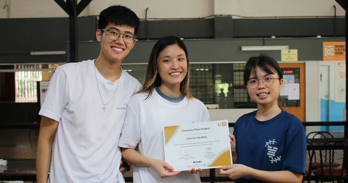 Anna accepting certificate from AIESEC UPM
