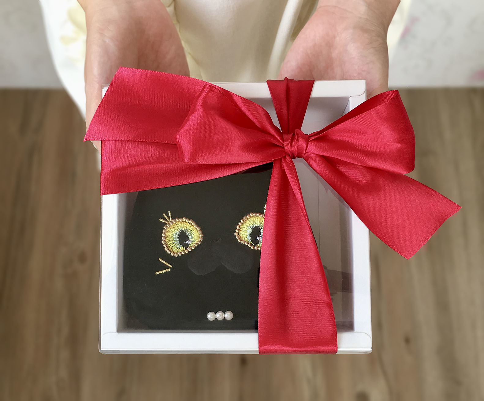 黑貓夫人短夾以透明蓋子的白色紙盒包裝並有紅色緞帶蝴蝶結