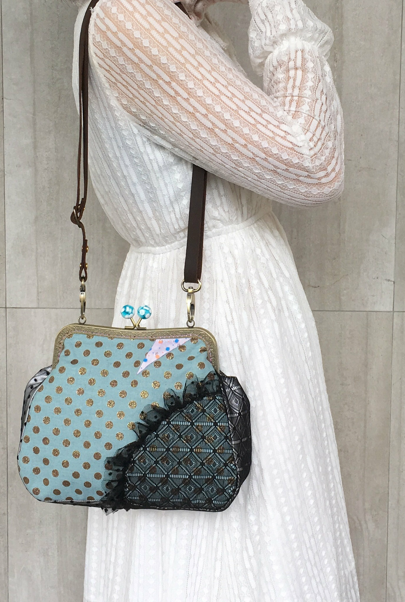 口金包點點法式吻鎖包側背圖 gamaguchi French style clasp bag wearing01 風后妃設計