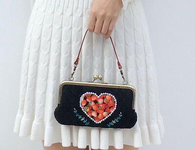 黑色愛心草莓刺繡長夾錢包 手提口金包 handmade gamaguchi purse clasp clutch kisslock bag 風后妃設計