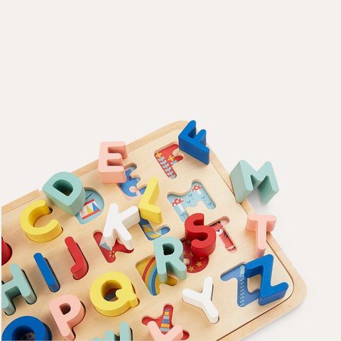 petit-collage-multi-language-alphabet-wooden-tray-puzzle-multi-900x900_01
