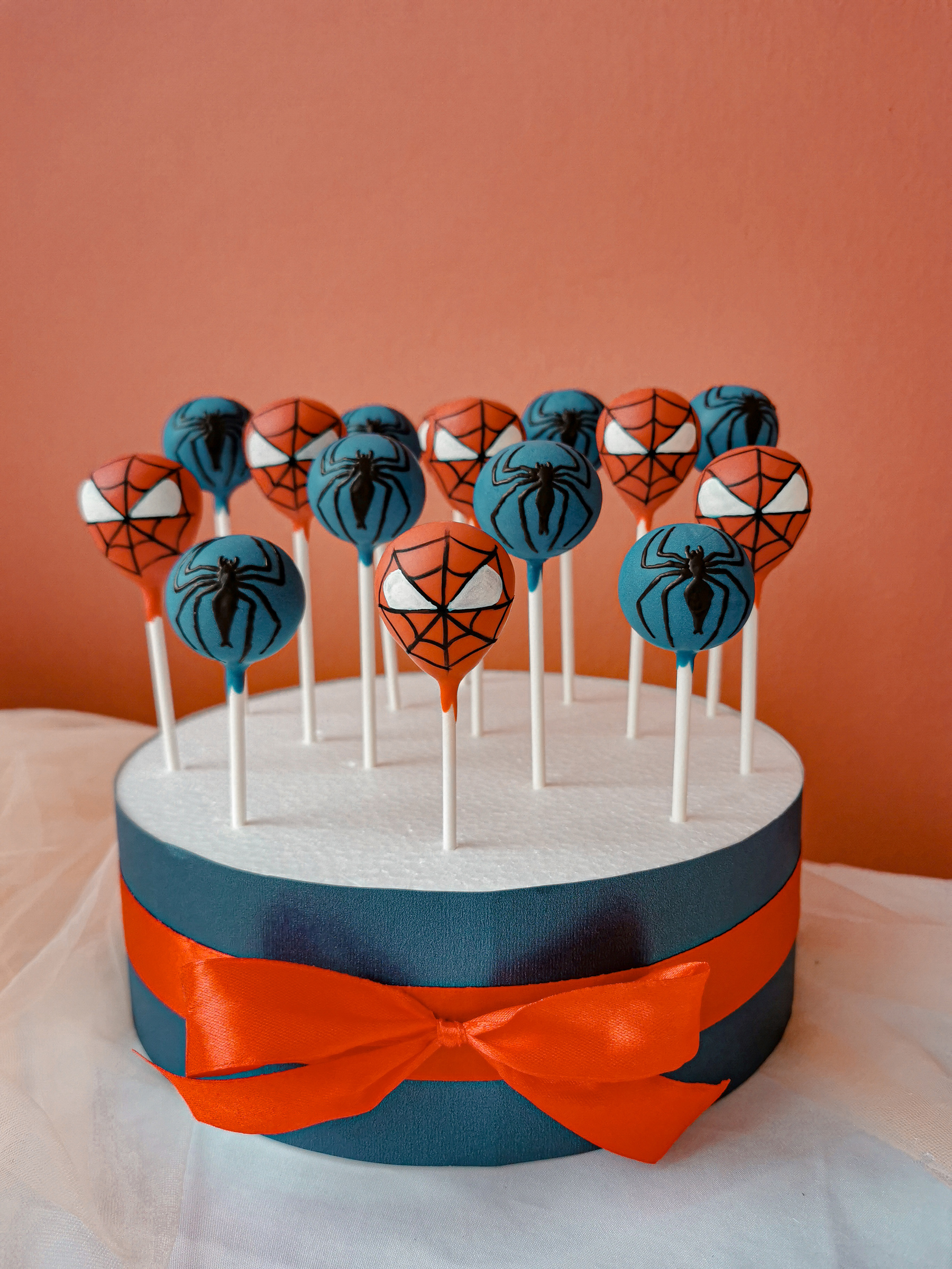 Spiderman cakepops | Spiderman birthday cake, Spiderman cake, Spiderman  party