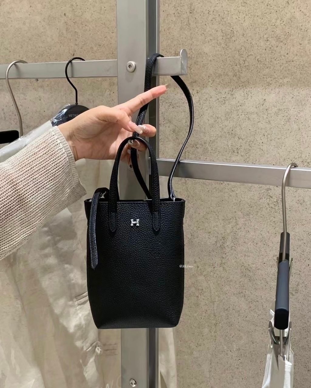 AB3BF34C-3D05-476A-B165-D5B2D17853E2