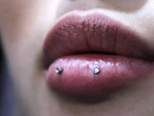 Horizontal Lip Piercings水平