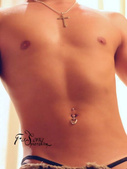 戴肚臍環的男買家