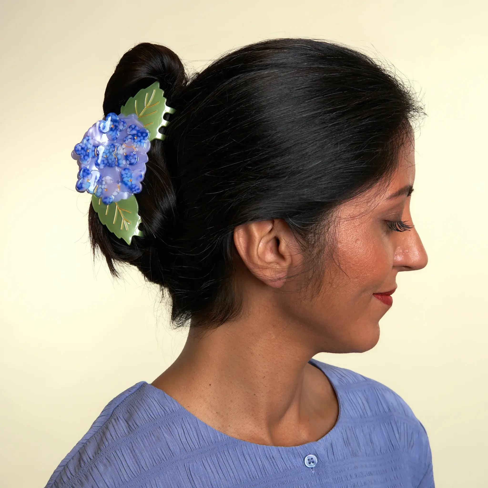 coucou-suzette-accessoire-accessory-cadeau-gift-tendance-mode-trendy-fashion-cottage-pince-cheveux-hair-claw-hortensia-hydrangea-fleur-flower-bleu-violet-blue-purple-porte