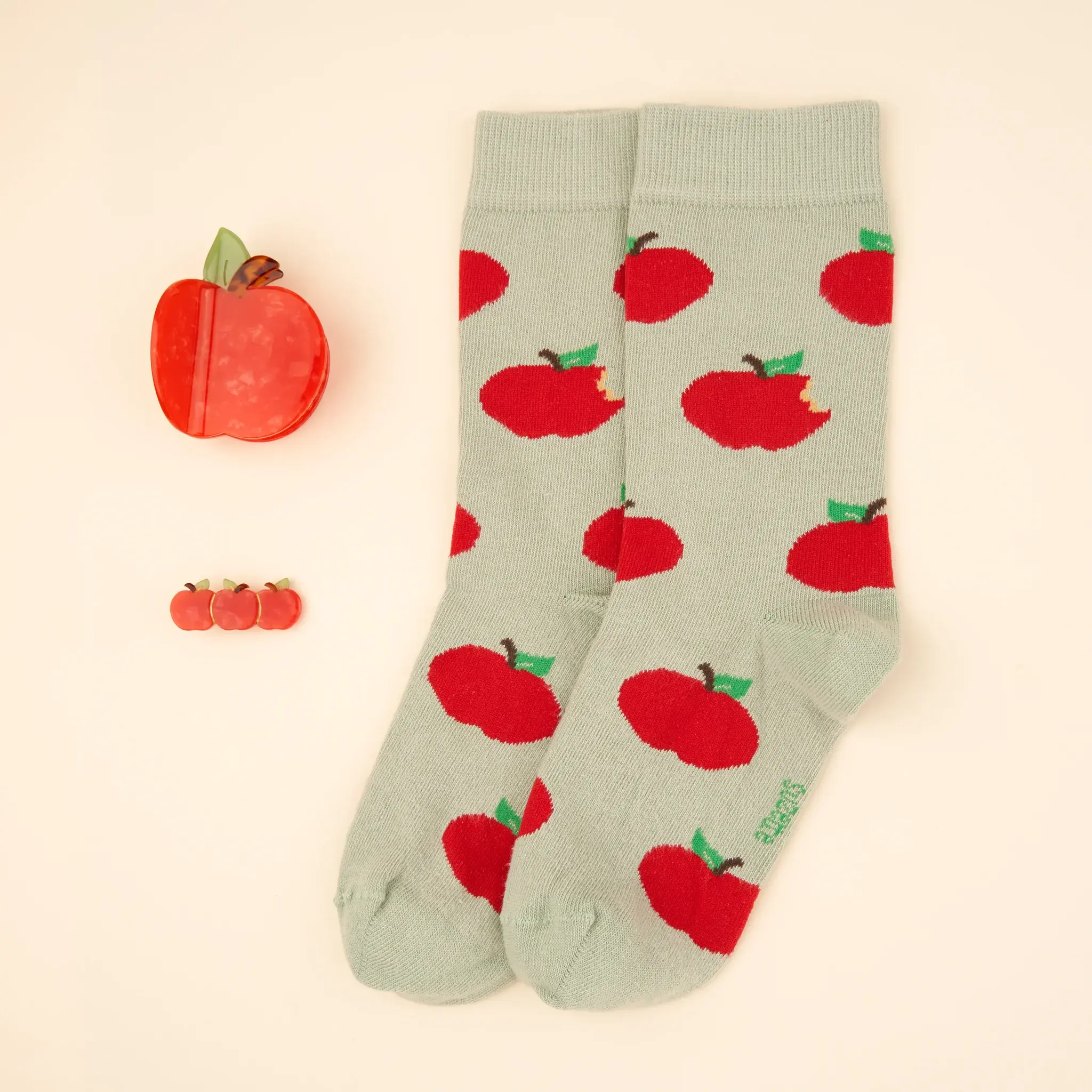 coucou-suzette-accessoire-accessory-cadeau-gift-tendance-mode-trendy-fashion-dinette-automne-fall-tea-party-cheveux-pomme-apple-fruit-red-rouge-groupe