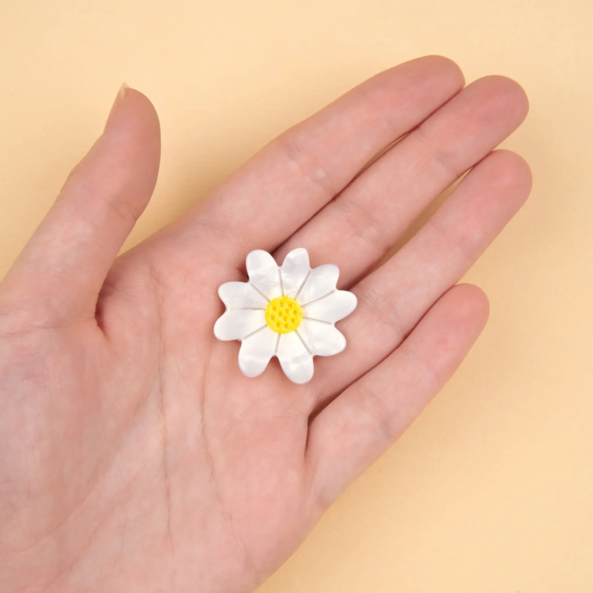 coucou-suzette-accessoire-accessory-cadeau-gift-tendance-mode-trendy-fashion-joli-jardin-lovely-garden-printemps-spring-broche-brooch-fleur-flower-paquerette-daisy-blanc-white1