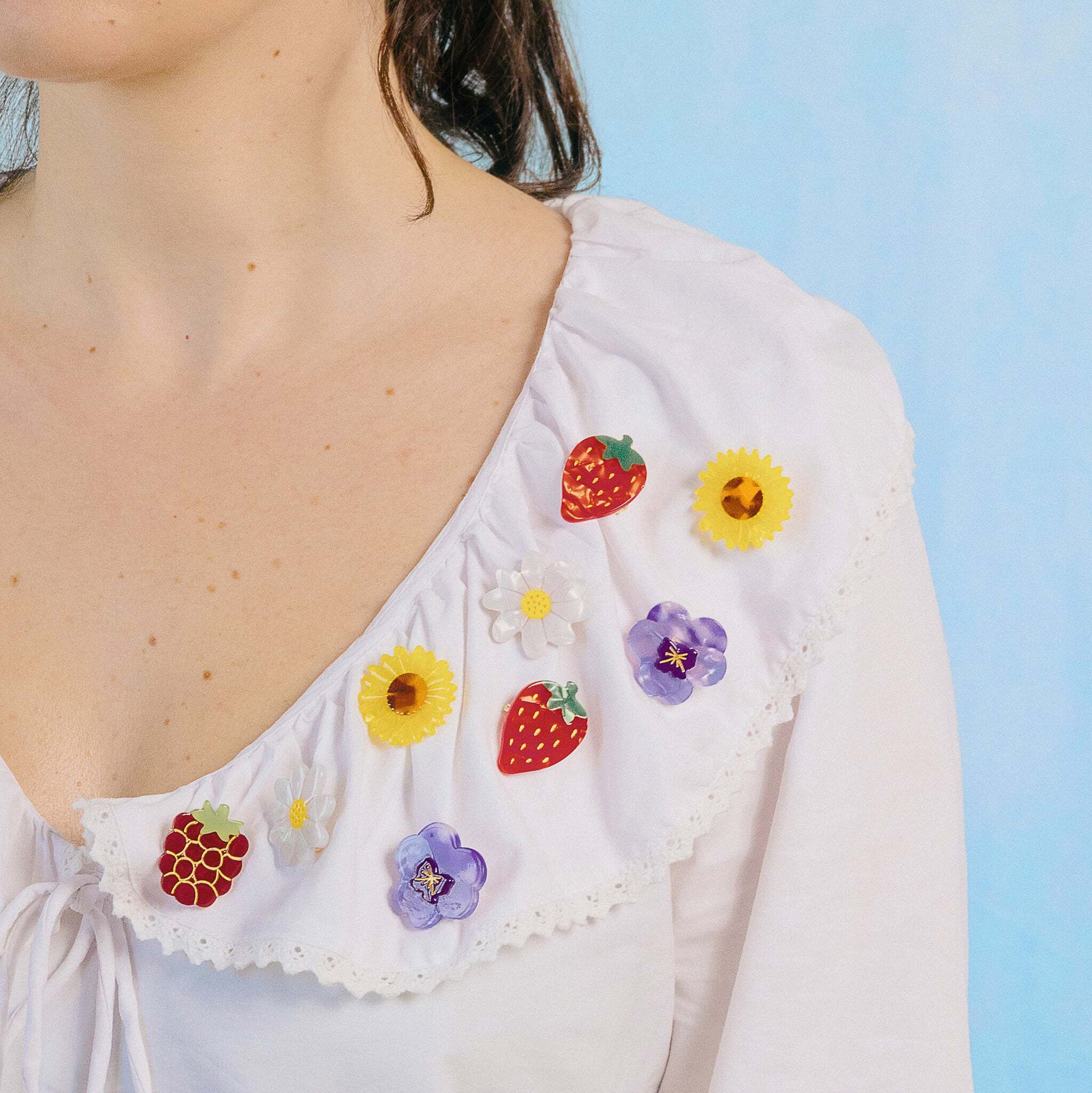 coucou-suzette-accessoire-accessory-cadeau-gift-tendance-mode-trendy-fashion-joli-jardin-lovely-garden-printemps-spring-broche-brooch-fleur-flower-paquerette-daisy-blanc-white-tournes_81ea216d-f168-48bf-8789-8ef60b120b6b