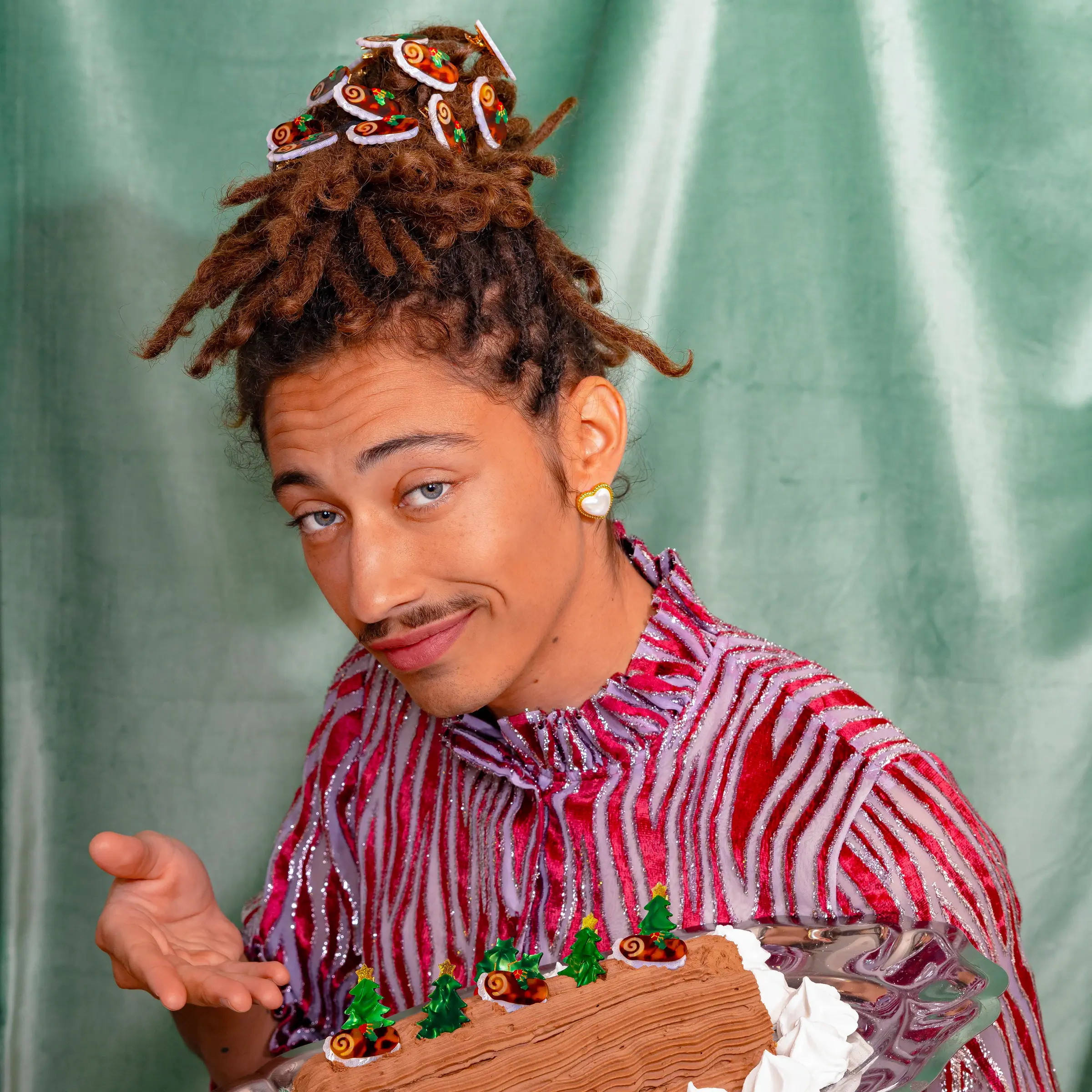 coucou-suzette-accessoire-accessory-cadeau-gift-tendance-mode-trendy-fashion-festin-festif-noel-christmas-holidays-barrette-cheveux-hair-clip-buche-pastry-yule-log-cake-brown-marron-c