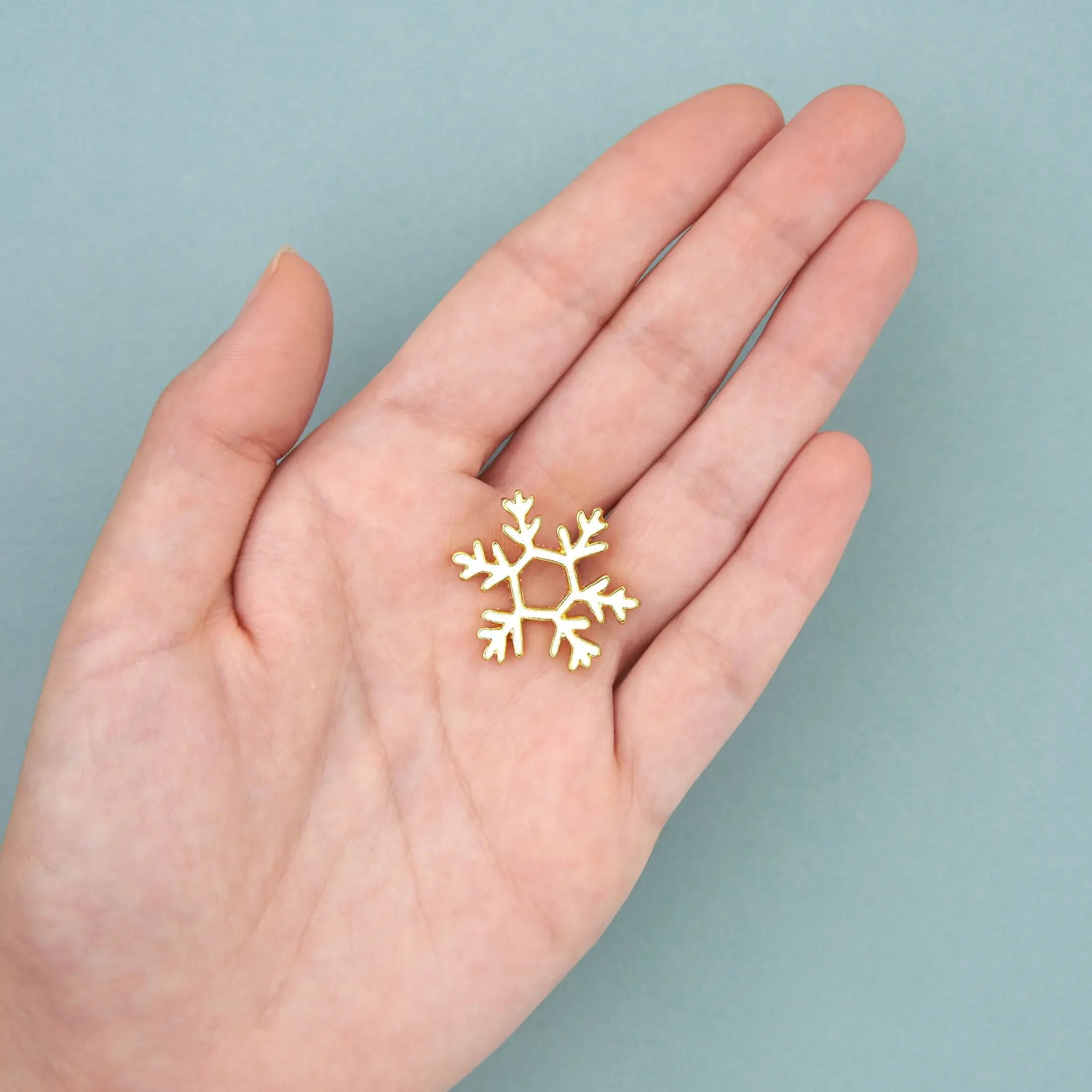 coucou-suzette-accessoire-accessory-cadeau-gift-tendance-mode-trendy-fashion-noel-christmas-winter-hiver-chalet-fete-festive-season-holidays-pin-pins-flocon-snowflake-paillettes-glitt_e5518c1b-d863-4f07-bb42-18e7da059148