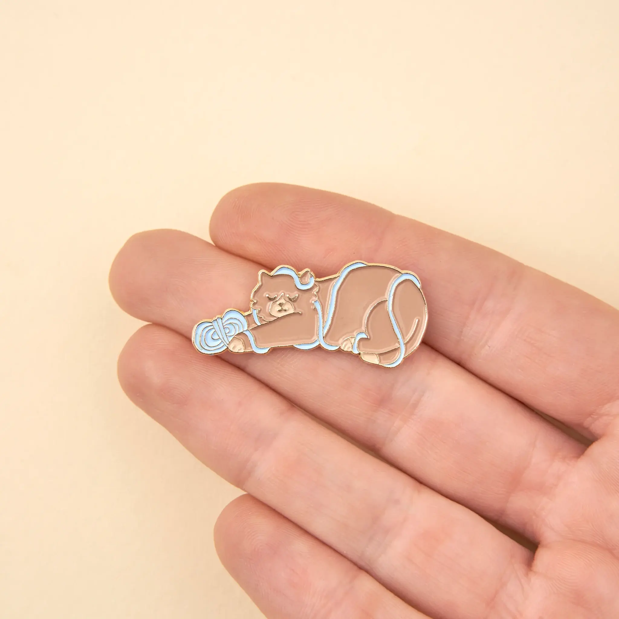 coucou-suzette-accessoire-accessory-cadeau-gift-tendance-mode-trendy-fashion-ronron-therapy-pins-cat-chat-pelote-wool-ball-bleu-blue1