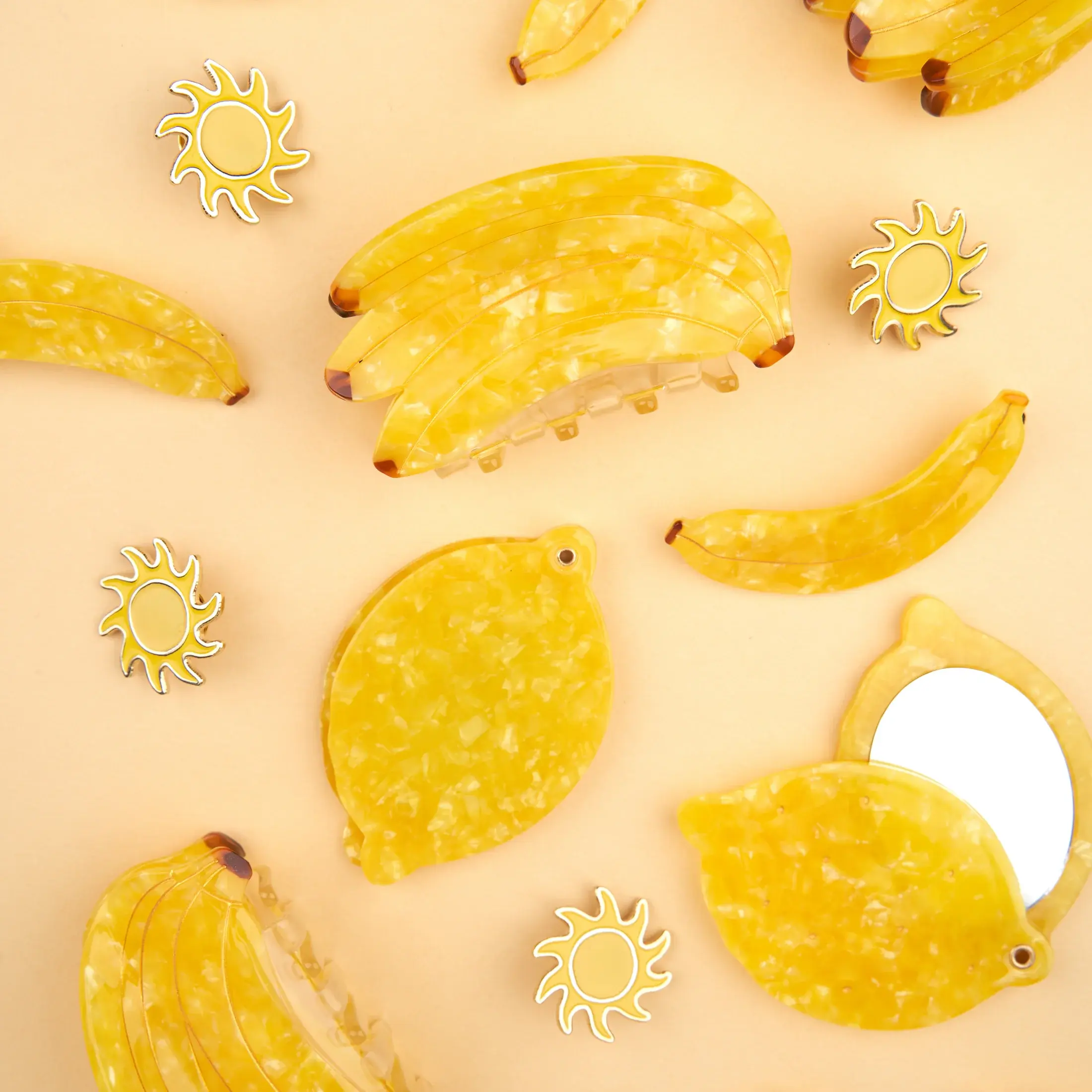 coucou-suzette-accessoire-accessory-cadeau-gift-tendance-mode-trendy-fashion-vitamine-vitamin-pince-cheveux-hair-claw-ete-summer-banane-banana-fruit-jaune-yellow-group_8686be28-163d-4b9e-aa81-01b88dfdb196