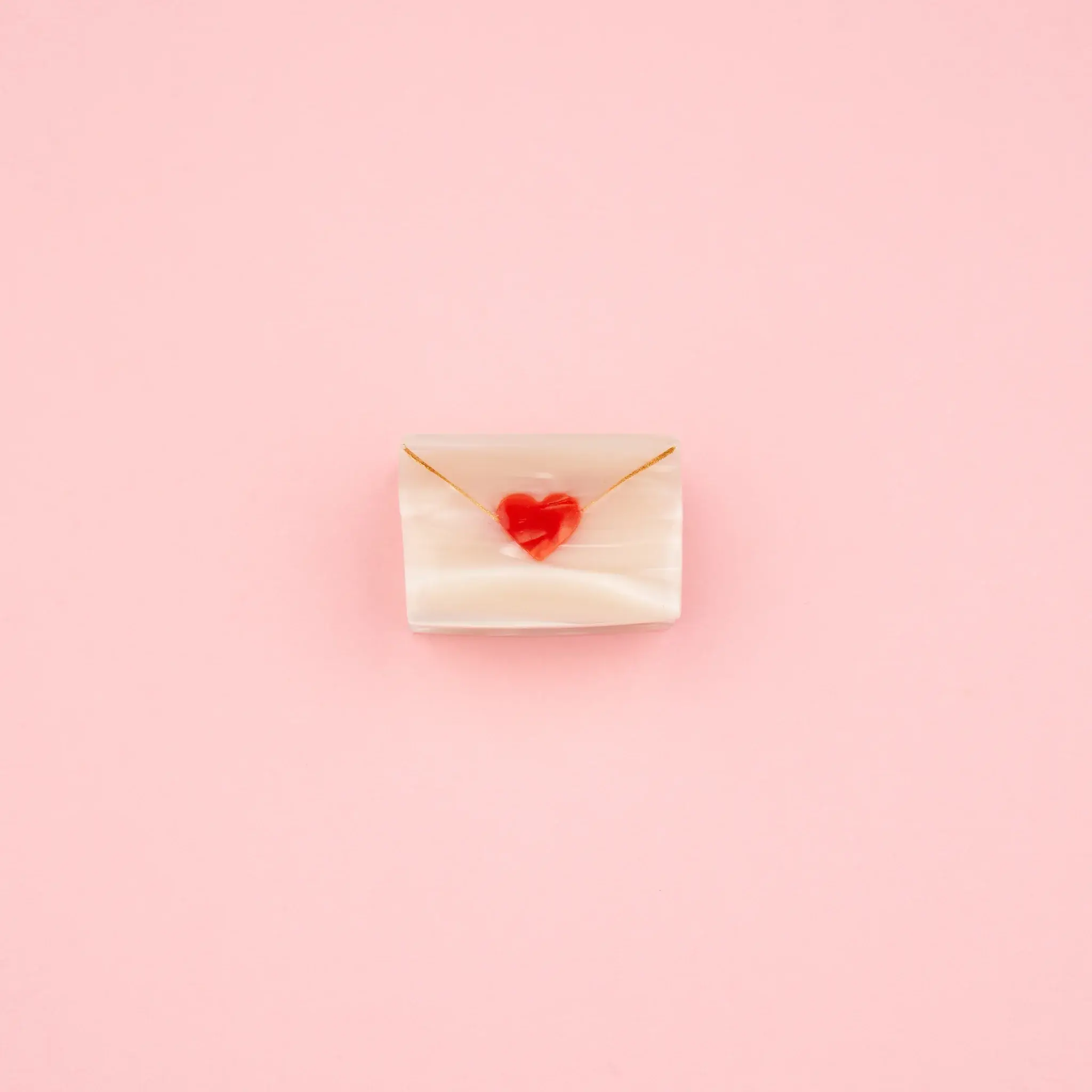 coucou-suzette-accessoire-accessory-cadeau-gift-tendance-mode-trendy-fashion-saint-valentin-valentin-day-rendez-vous-galant-mini-pince-cheveux-hair-claw-acetate-love-letter-lettre-amo_c1292bcf-a8a8-455d-adc5-7cb9ec19705c