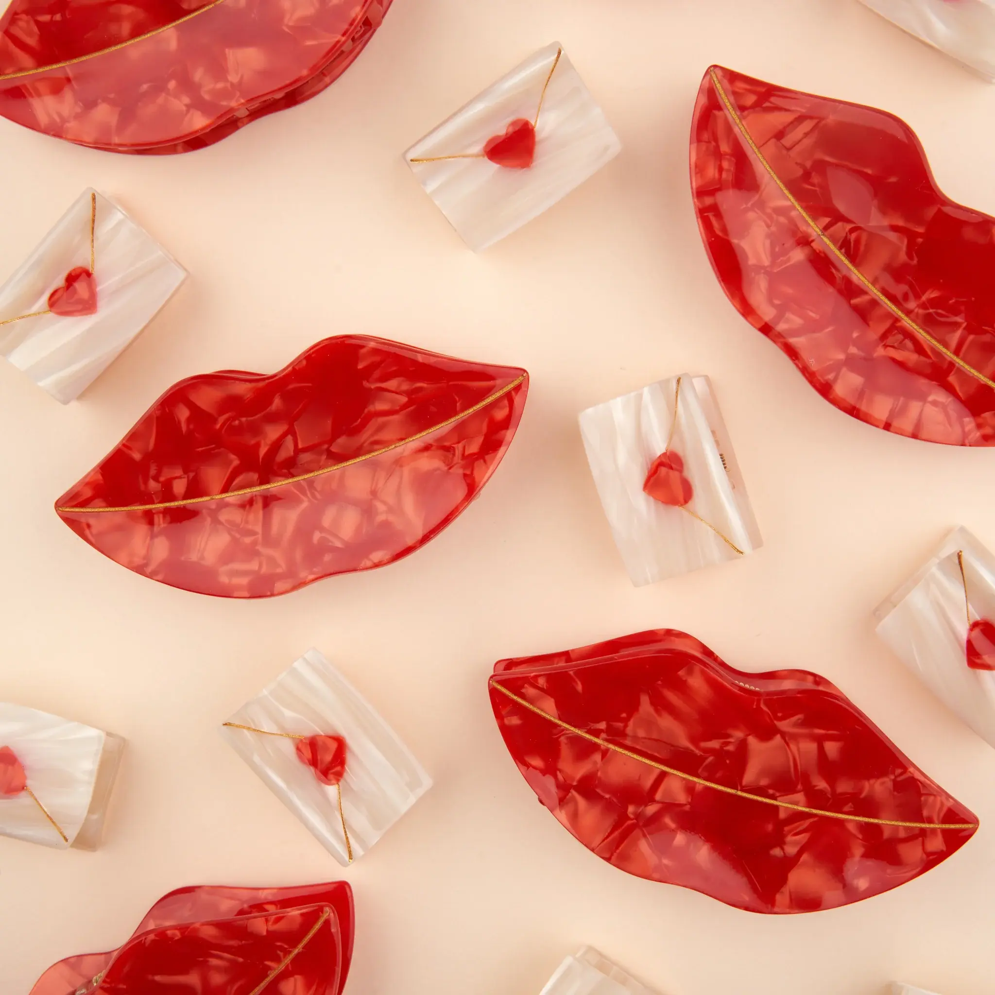 coucou-suzette-accessoire-accessory-cadeau-gift-tendance-mode-trendy-fashion-saint-valentin-valentin-day-rendez-vous-galant-mini-pince-cheveux-hair-claw-acetate-love-letter-lettre-amo_11e18bb7-0f17-4768-9e5d-bf8e1e3e88e9