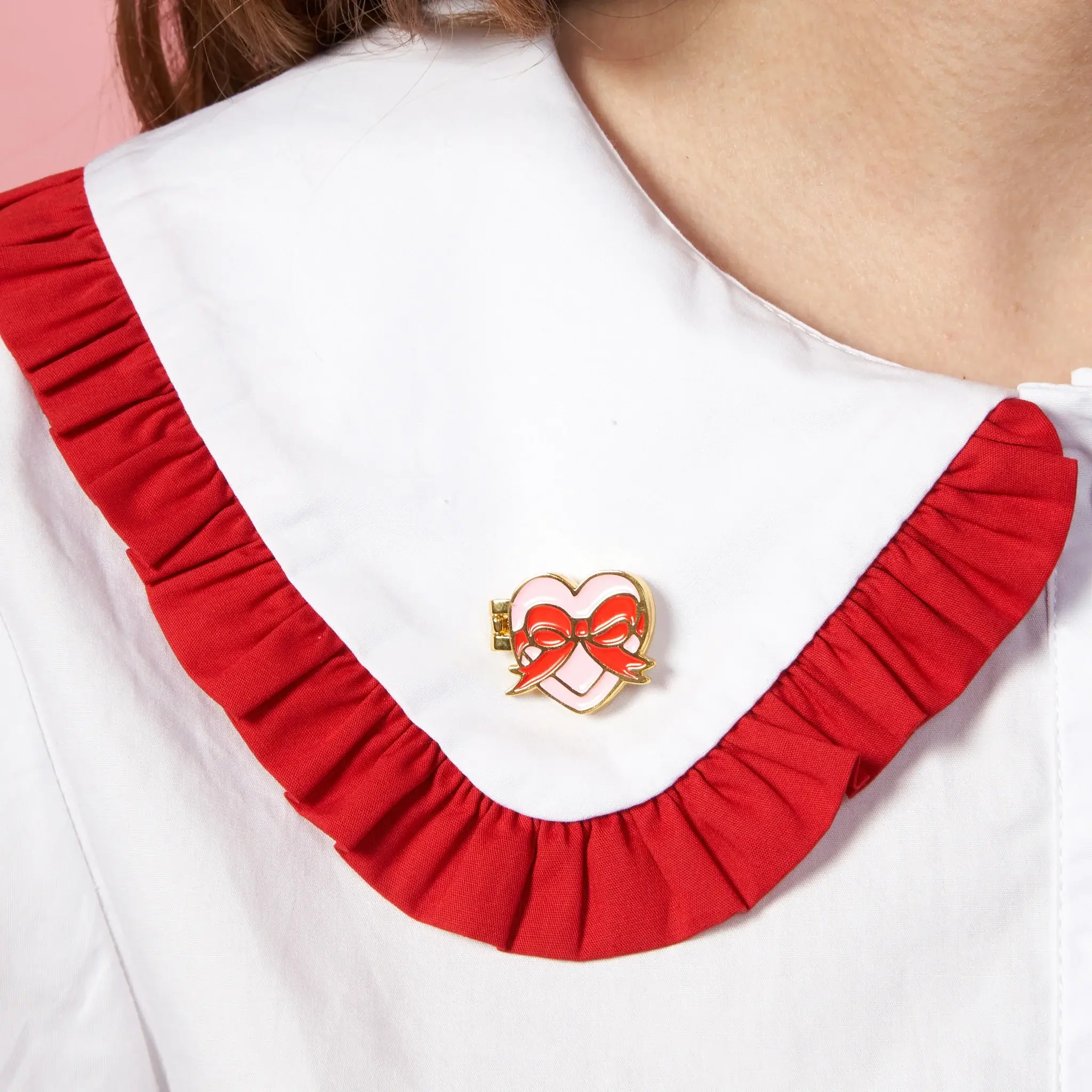 coucou-suzette-accessoire-accessory-cadeau-gift-tendance-mode-trendy-fashion-saint-valentin-valentin-day-rendez-vous-galant-pins-boite-chocolat-chocolate-box-rose-pink-porte-ferme