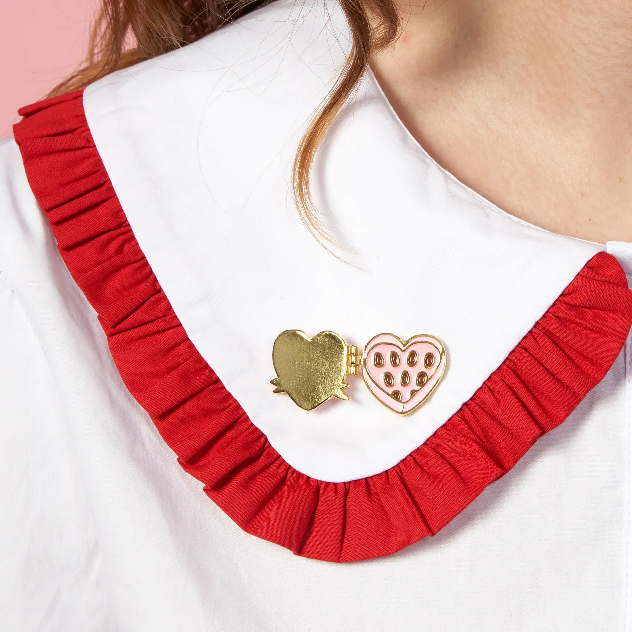 coucou-suzette-accessoire-accessory-cadeau-gift-tendance-mode-trendy-fashion-saint-valentin-valentin-day-rendez-vous-galant-pins-boite-chocolat-chocolate-box-rose-pink-porte-ouvert