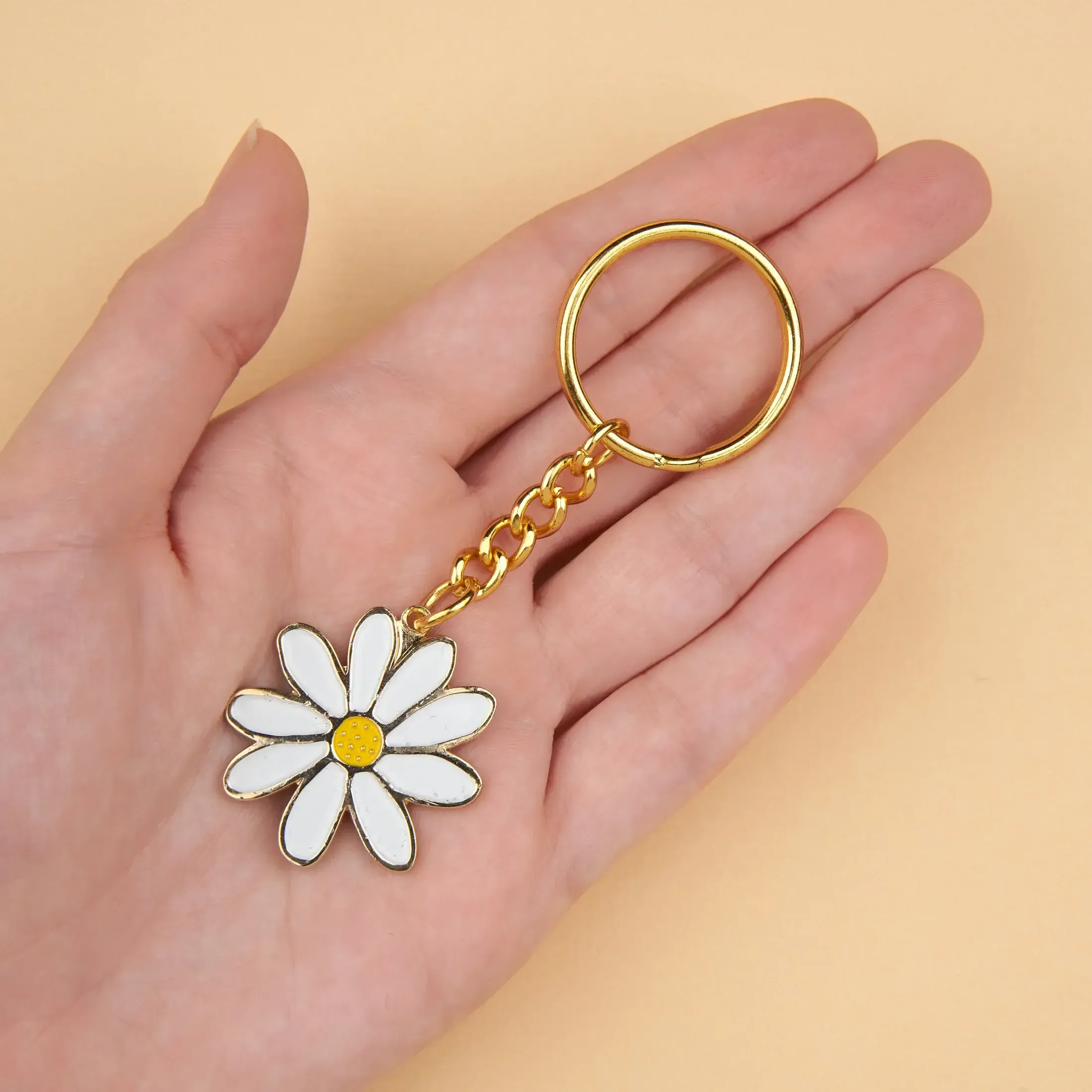 coucou-suzette-accessoire-accessory-cadeau-gift-tendance-mode-trendy-fashion-joli-jardin-lovely-garden-printemps-spring-porte-cle-clefs-key-ring-fleur-flower-paquerette-daisy-blanc-wh_c1b78967-0af7-40e5-976f-c390bf0e99f6