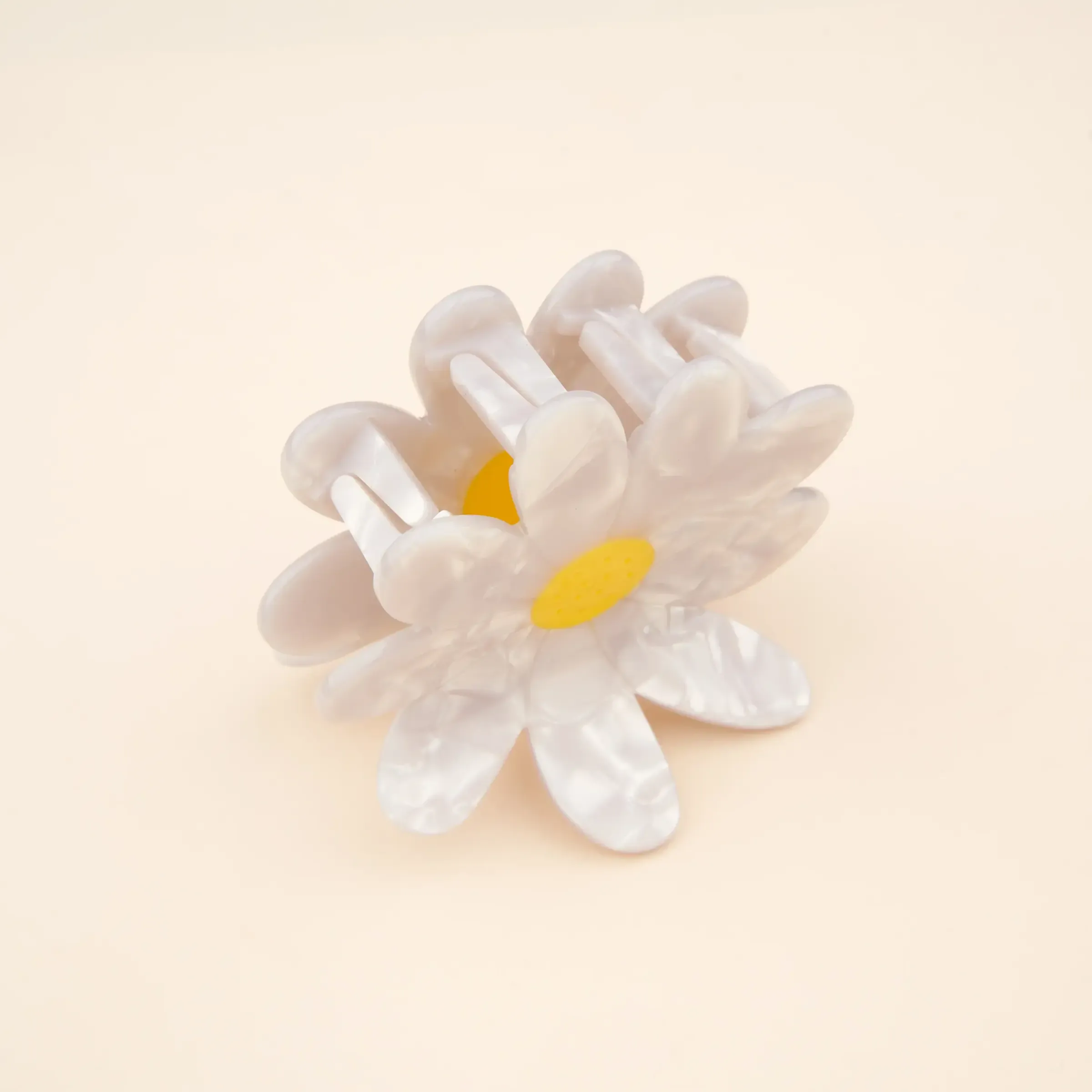 coucou-suzette-accessoire-accessory-cadeau-gift-tendance-mode-trendy-fashion-birthday-anniversaire-10-ans-pince-cheveux-hair-claw-acetate-fleurs-flower-xl-large-marguerite-daisy-blanc_299622b9-3b46-415e-bb98-f379a7cc527d