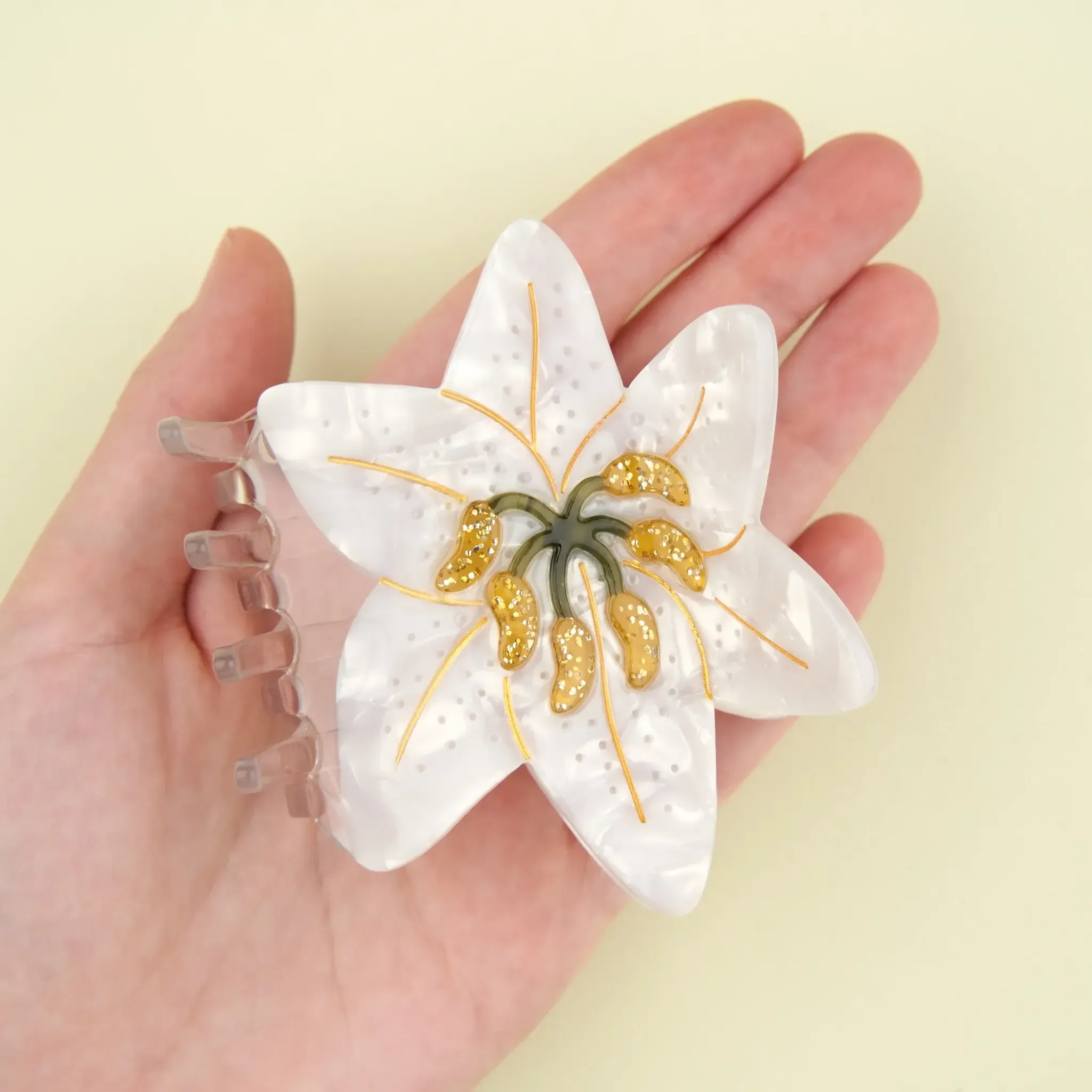 coucou-suzette-accessoire-accessory-cadeau-gift-pince-cheveux-hair-claw-coiffure-hairstyle-acetate-femme-woman-fun-original-colore-colorful-fleur-flower-lys-lilium-blanc-white-dore-go_c2b515ed-2999-40e2-830d-c427a4f6a185