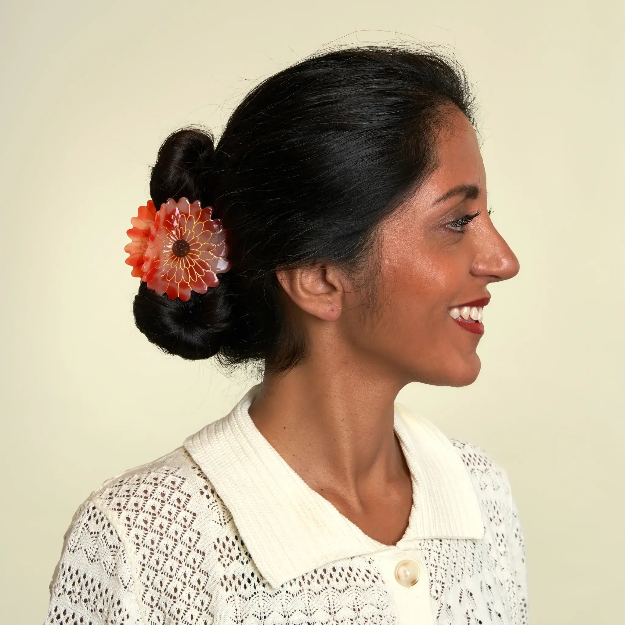 coucou-suzette-accessoire-accessory-cadeau-gift-tendance-mode-trendy-fashion-cottage-pince-cheveux-hair-claw-dahlia-fleur-flower-rouge-red-orange-porte