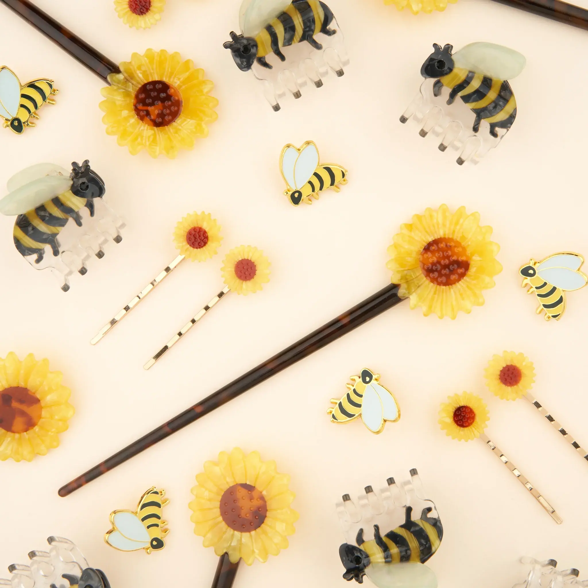 coucou-suzette-accessoire-accessory-cadeau-gift-tendance-trendy-fashion-garden-party-mini-pince-cheveux-hair-claw-insecte-abeille-bee-group_f8be9da9-0c8f-4fe2-beb4-60f4b31baa42