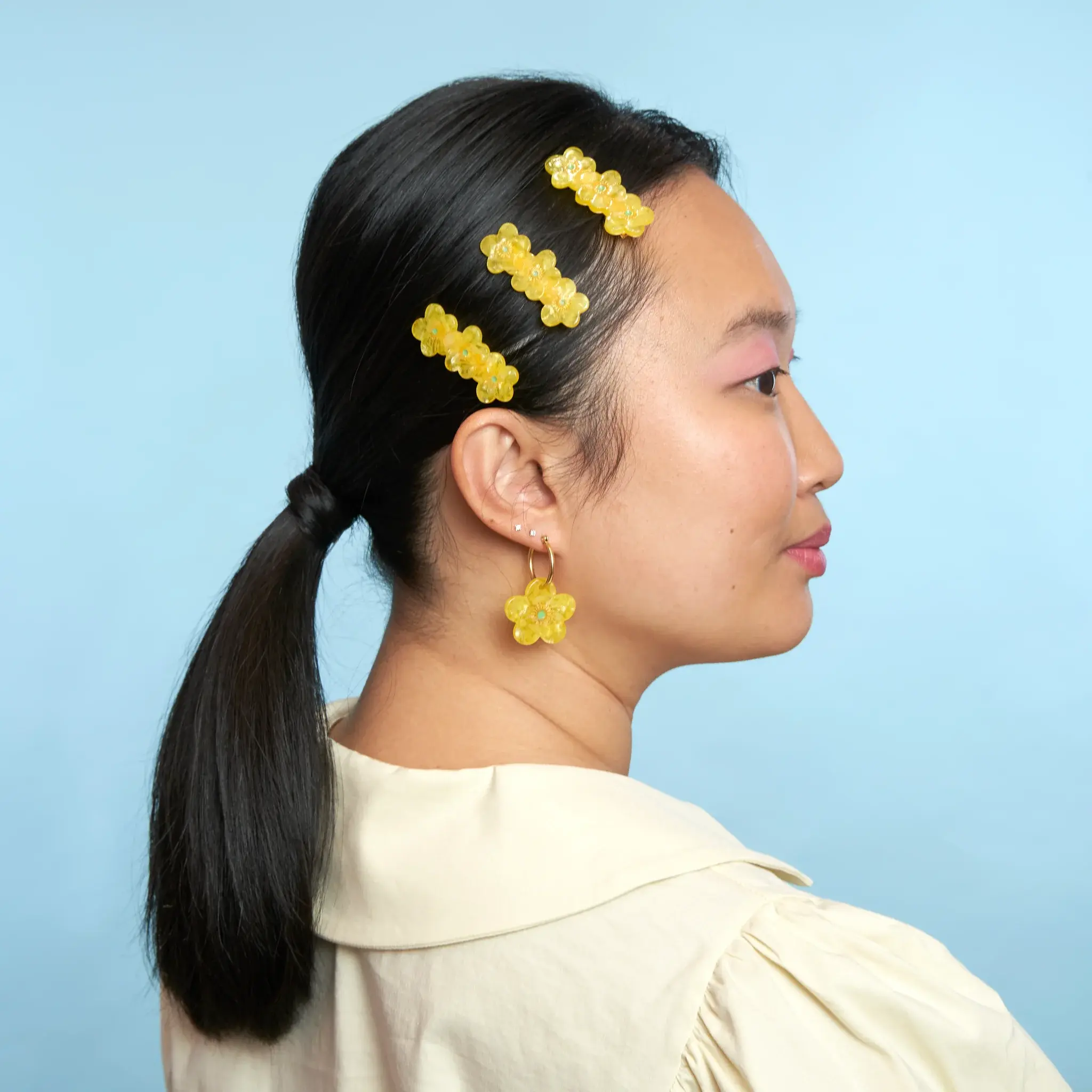 coucou-suzette-accessoire-accessory-cadeau-gift-tendance-mode-trendy-fashion-joli-jardin-lovely-garden-barrette-cheveux-hair-clip-printemps-spring-fleur-flower-bouton-or-buttercup-jau_ce89a090-04f2-424d-b4dd-d39f2de1a17d