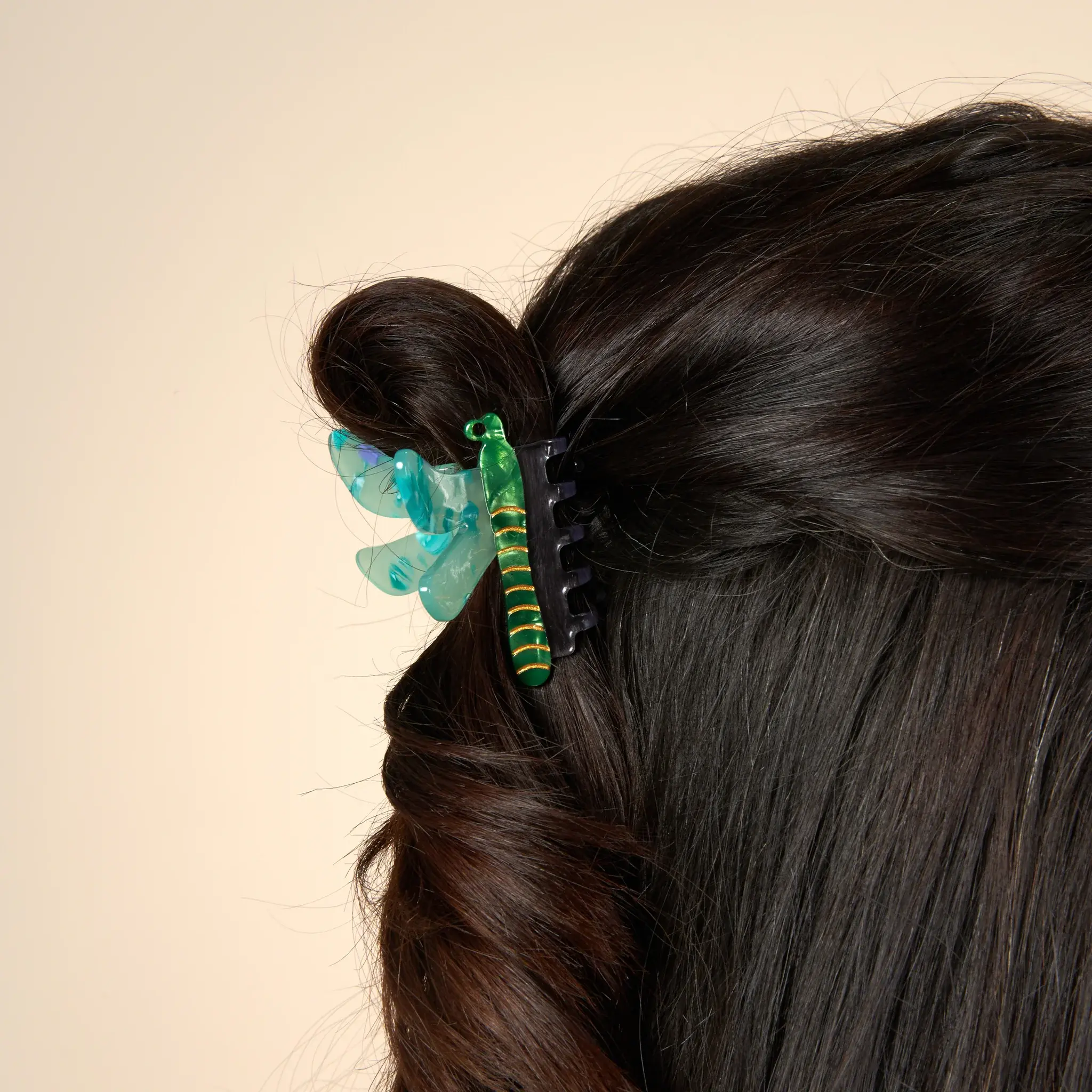 coucou-suzette-accessoire-accessory-cadeau-gift-tendance-trendy-fashion-ete-summer-collab-lucas-du-tertre-pince-cheveux-hair-claw-libellule-dragonfly-vert-green-nacre-pearly-porte