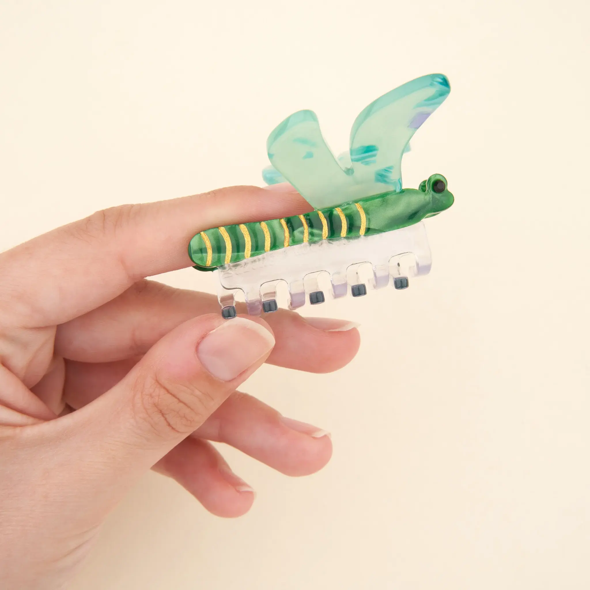 coucou-suzette-accessoire-accessory-cadeau-gift-tendance-trendy-fashion-ete-summer-collab-lucas-du-tertre-pince-cheveux-hair-claw-libellule-dragonfly-vert-green-nacre-pearly