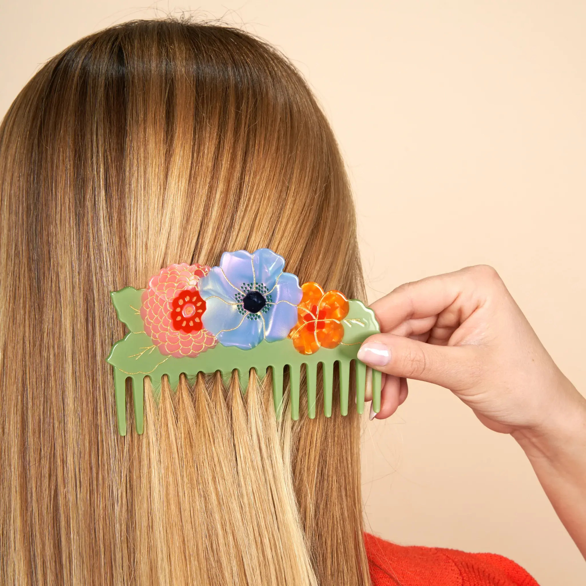 coucou-suzette-accessoire-accessory-cadeau-gift-tendance-trendy-fashion-ete-summer-collab-lucas-du-tertre-peigne-comb-acetate-floral-fleurs-flowers-bouquet-bleu-blue-orange-rouge-red_2c67dc80-1eb7-49f7-9bc7-3e875e216569
