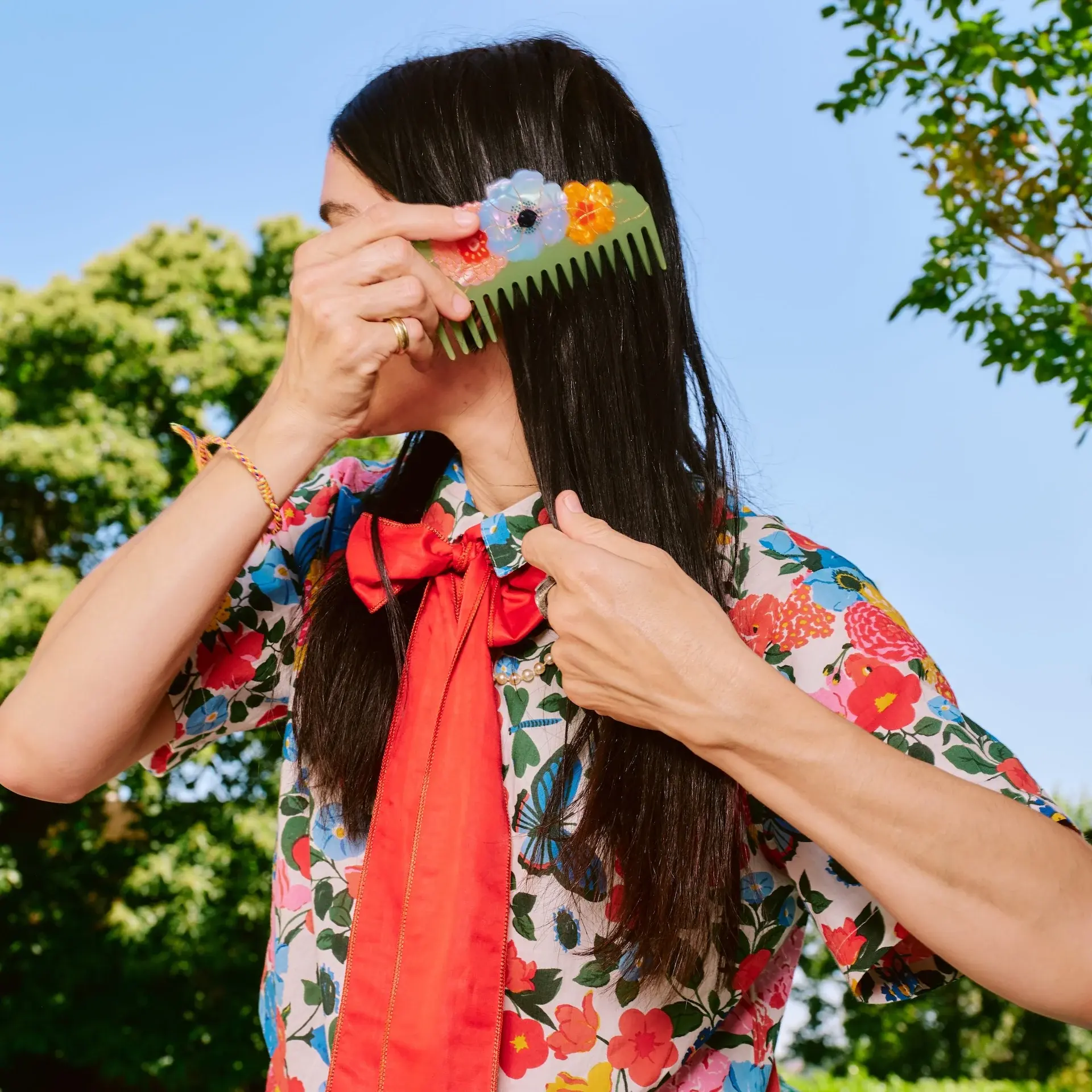 coucou-suzette-accessoire-accessory-cadeau-gift-tendance-trendy-fashion-ete-summer-collab-lucas-du-tertre-peigne-comb-acetate-floral-fleurs-flowers-bouquet-bleu-blue-orange-rouge-red_6fc7f859-6c89-4962-b3e0-47b1fc8307fe