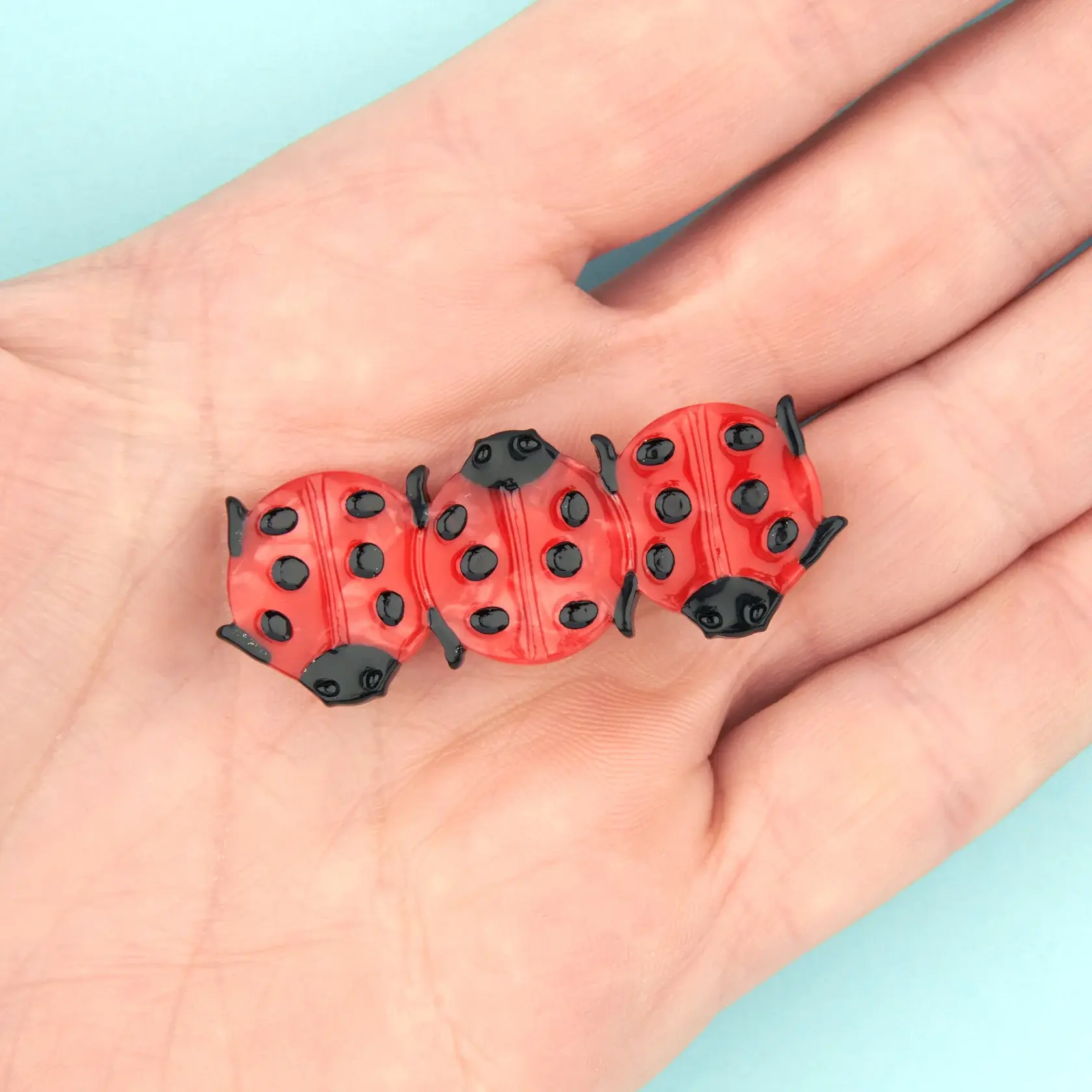 coucou-suzette-accessoire-accessory-cadeau-gift-tendance-mode-trendy-fashion-merveilleuses-bestioles-wonderful-bugs-printemps-spring-barrette-hairclip-coccinelle-ladybug-ladybird-red_b4d3c126-e039-4e3f-8ebc-0829ddf71a7f