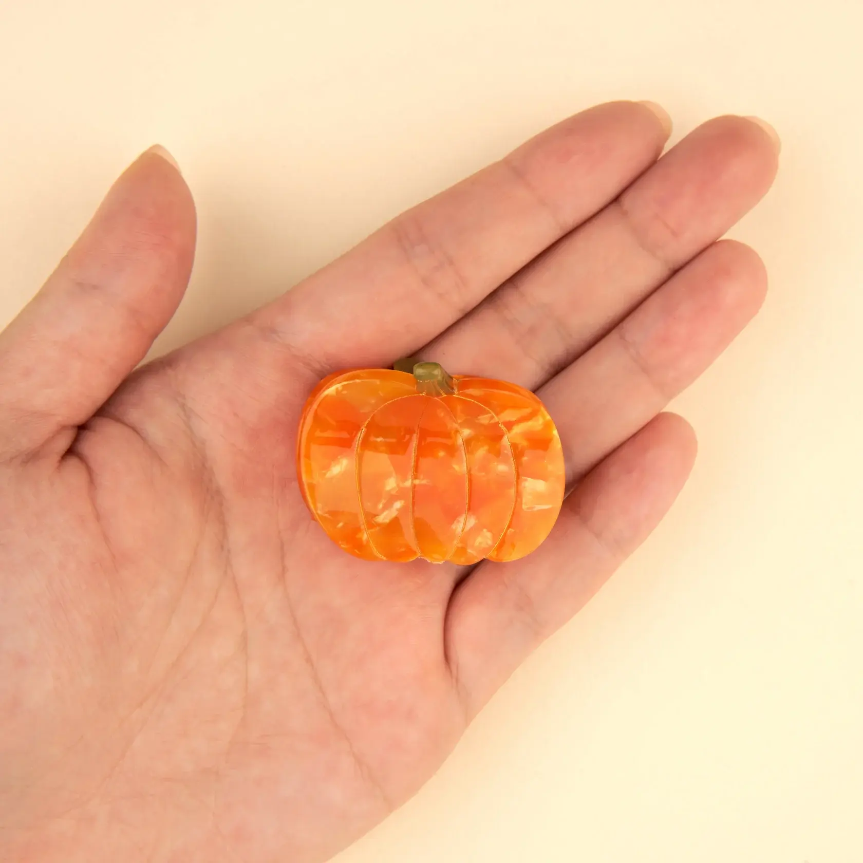 coucou-suzette-accessoire-accessory-cadeau-gift-tendance-mode-trendy-fashion-cueillette-automne-autumn-picking-harvest-mini-pince-cheveux-mini-hair-claw-acetate-citrouille-pumpkin-ora_e0b1f4cb-a6a0-4d1f-8512-b44acee00354