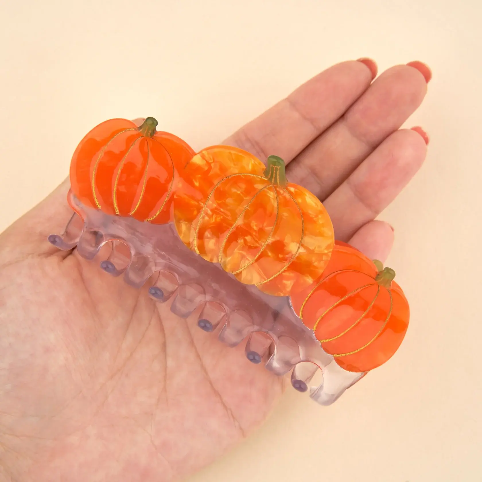 coucou-suzette-accessoire-accessory-cadeau-gift-tendance-mode-trendy-fashion-cueillette-automne-autumn-picking-harvest-grande-pince-cheveux-hair-claw-acetate-citrouille-pumpkin-orange