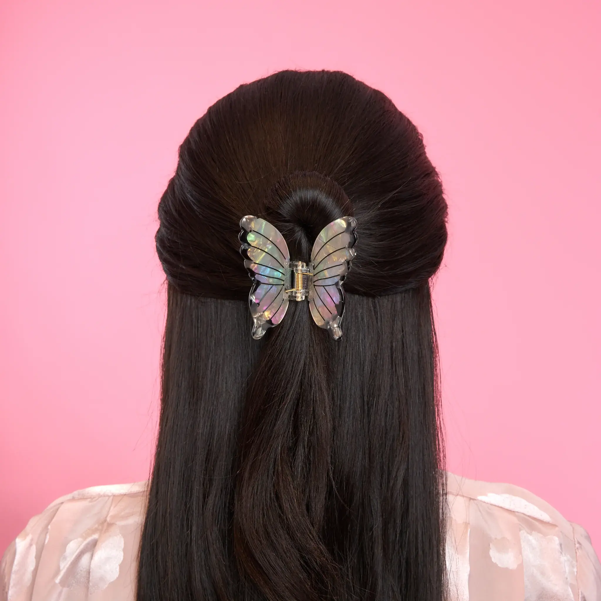 coucou-suzette-accessoire-accessory-cadeau-gift-tendance-mode-trendy-fashion-joli-jardin-lovely-garden-pince-cheveux-hair-claw-printemps-spring-papillon-butterfly-blanc-white-nacre-pe_533edd99-c6b4-4b48-9189-5ed6fab9031e