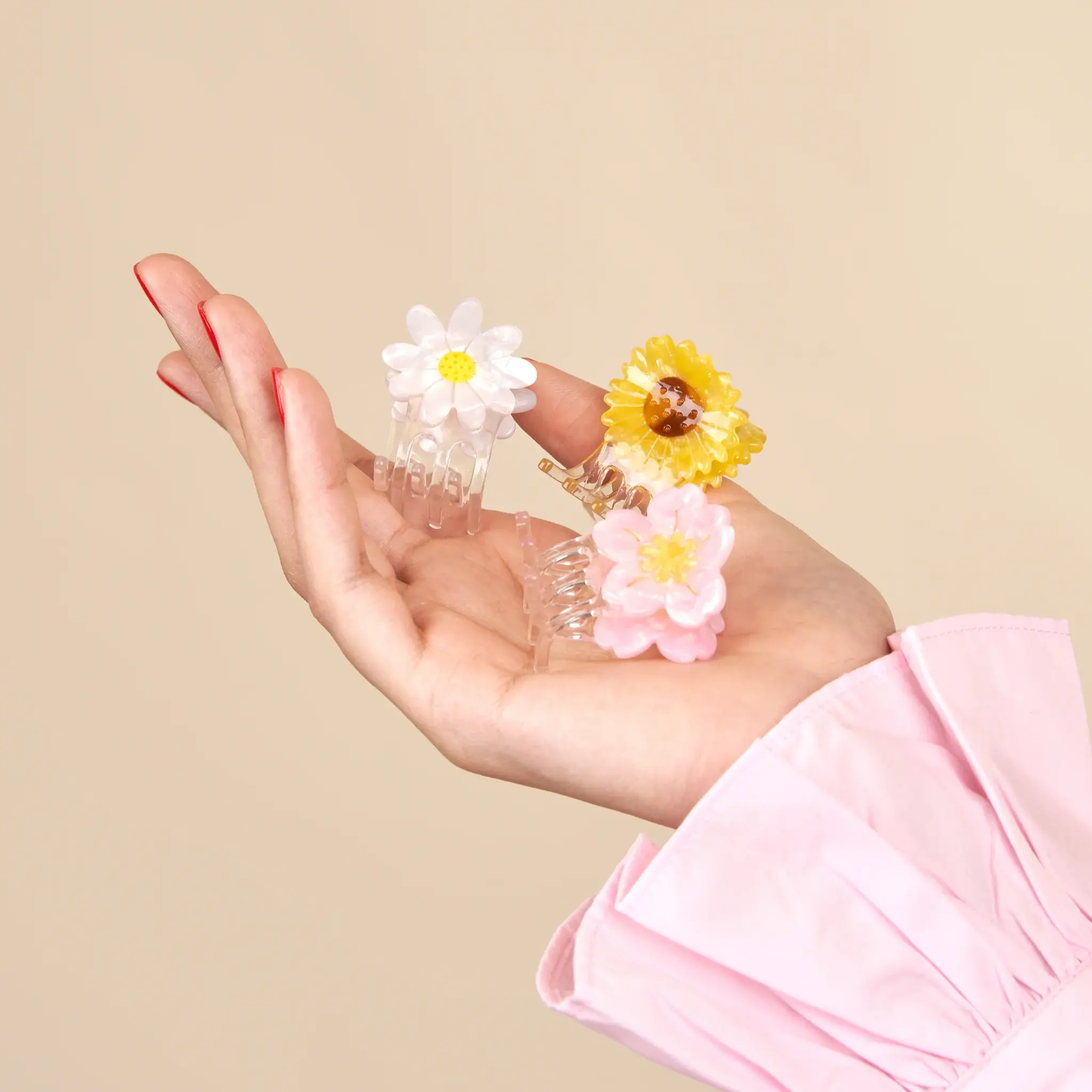 coucou-suzette-accessoire-accessory-cadeau-gift-tendance-trendy-fashion-flower-power-mini-pince-cheveux-claw-clip-fleurs-flower-tournesol-sunflower-paquerette-daisy-sakura-group-main