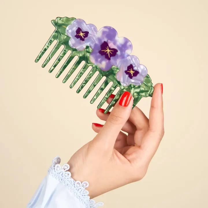 coucou-suzette-accessoire-accessory-cadeau-gift-tendance-mode-trendy-fashion-anniversaire-10-ans-peigne-comb-acetate-fleurs-flower-pensee-pansy-violet-purple-main