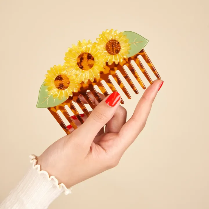 coucou-suzette-accessoire-accessory-cadeau-gift-tendance-mode-trendy-fashion-anniversaire-10-ans-peigne-comb-acetate-fleurs-flower-tournesol-sunflower-jaune-yellow-main