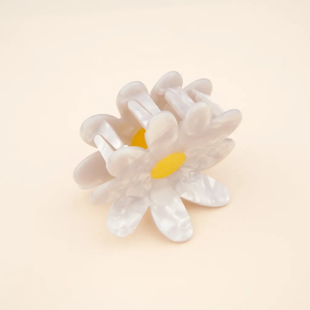 coucou-suzette-accessoire-accessory-cadeau-gift-tendance-mode-trendy-fashion-birthday-anniversaire-10-ans-pince-cheveux-hair-claw-acetate-fleurs-flower-xl-large-marguerite-daisy-blanc_299622b9-3b46-415e-bb98-f379a7cc527d