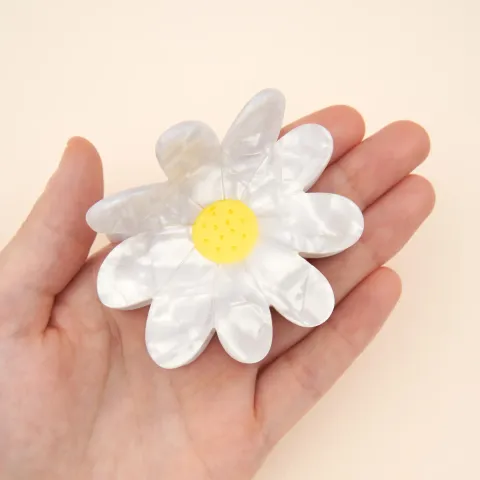 coucou-suzette-accessoire-accessory-cadeau-gift-tendance-mode-trendy-fashion-birthday-anniversaire-10-ans-pince-cheveux-hair-claw-acetate-fleurs-flower-xl-large-marguerite-daisy-blanc_a701c172-b6a7-4db7-acca-1a5e4b7d2833