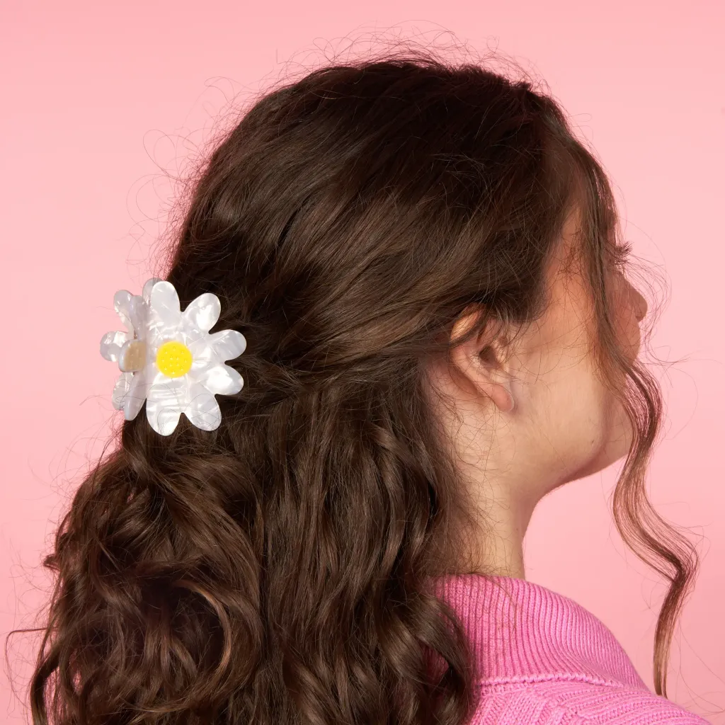 coucou-suzette-accessoire-accessory-cadeau-gift-tendance-mode-trendy-fashion-birthday-anniversaire-10-ans-pince-cheveux-hair-claw-acetate-fleurs-flower-xl-large-marguerite-daisy-blanc_d2db1628-bdb8-4e4b-b02e-2da945f2c9ff
