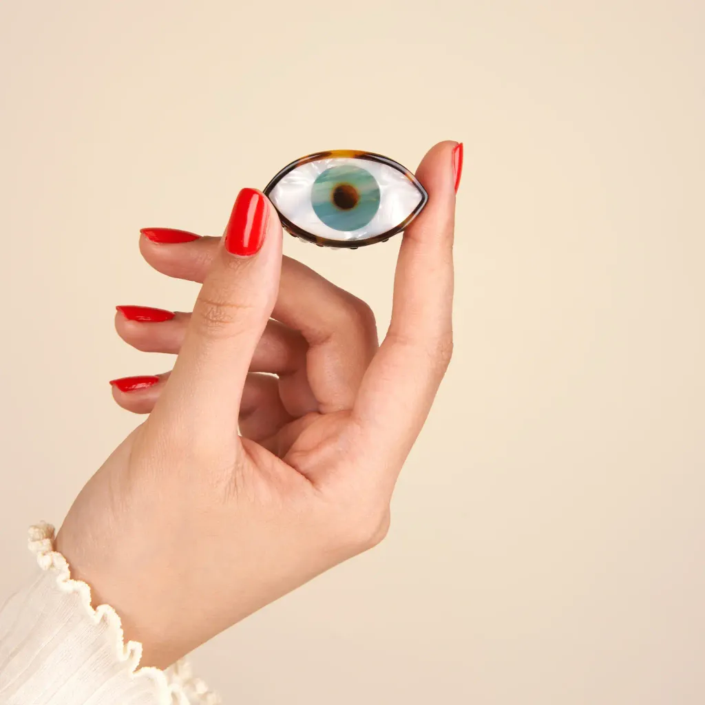 coucou-suzette-accessoire-accessory-cadeau-gift-tendance-mode-trendy-fashion-birthday-anniversaire-10-ans-mini-pince-cheveux-hair-claw-acetate-oeil-eye-bleu-blue-main